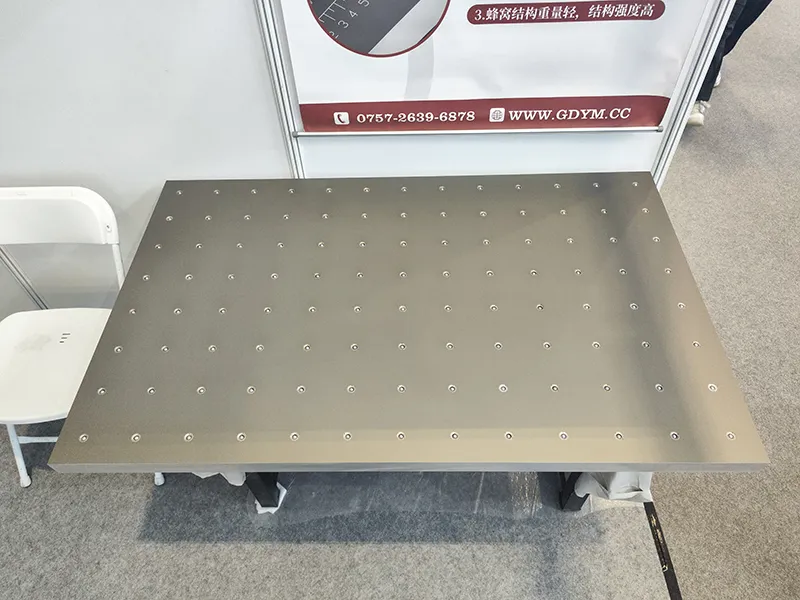 Table de maintien par le vide et coussin d’air
