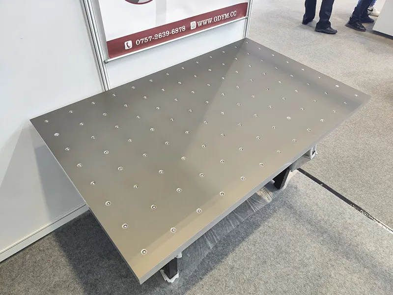 Table de maintien par le vide et coussin d’air